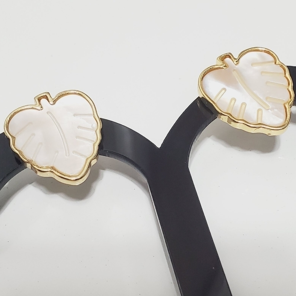 Leaf Platter White And Gold Tone Stud Earrings. 🌴